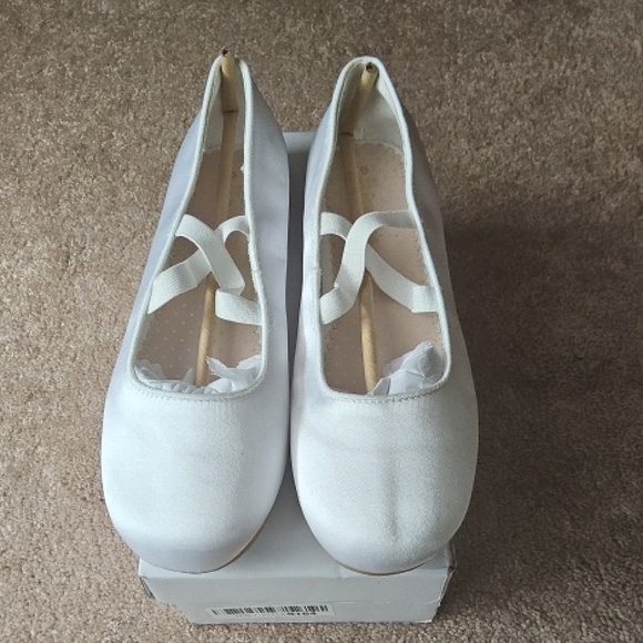 Elegant White Ballet Flats - Picture 1 of 6